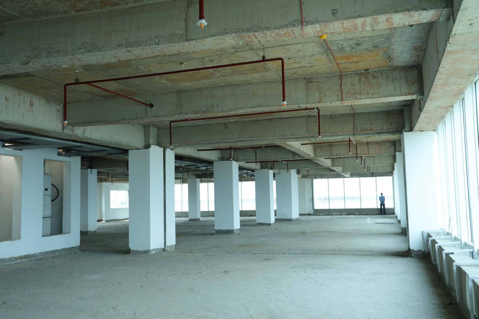 Open floor plate with full window line — approximately 15,000 sq ft